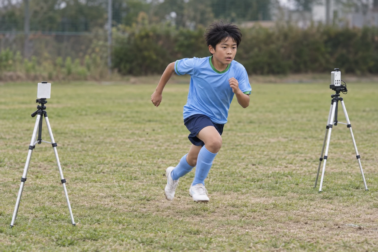 光電管センサーの間の開いた走路を走り抜ける小学生選手の測定イメージ